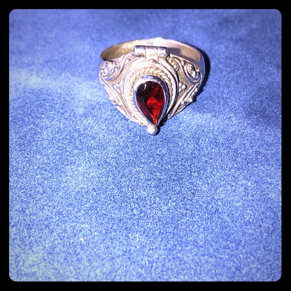 Vintage garnet silver ring